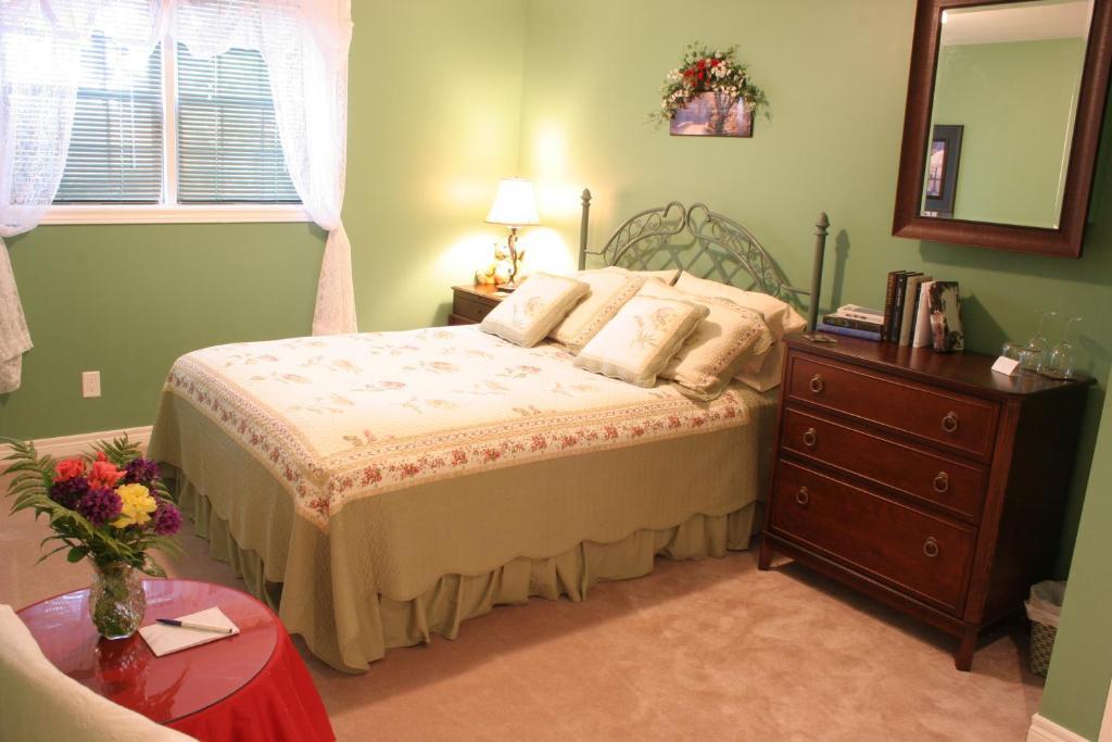 A Li'L Bit Of Eden Bed & Breakfast Niagara-on-the-Lake Oda fotoğraf